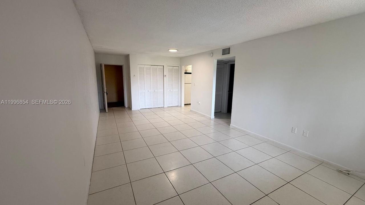 Active With Contract: $1,700 (1 beds, 1 baths, 660 Square Feet)