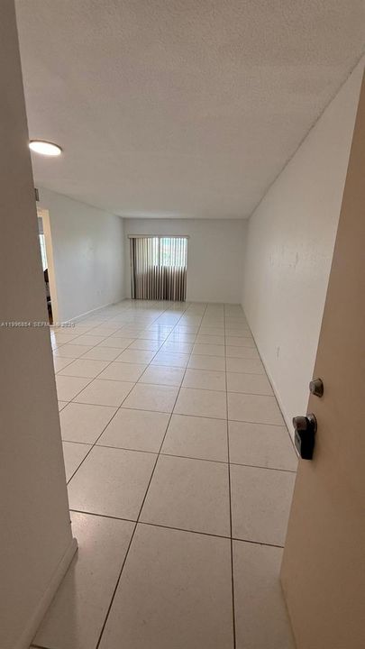 Active With Contract: $1,700 (1 beds, 1 baths, 660 Square Feet)