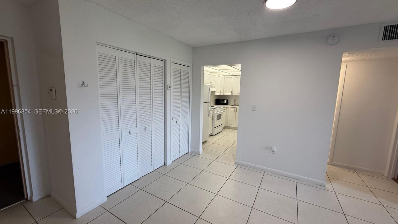Active With Contract: $1,700 (1 beds, 1 baths, 660 Square Feet)