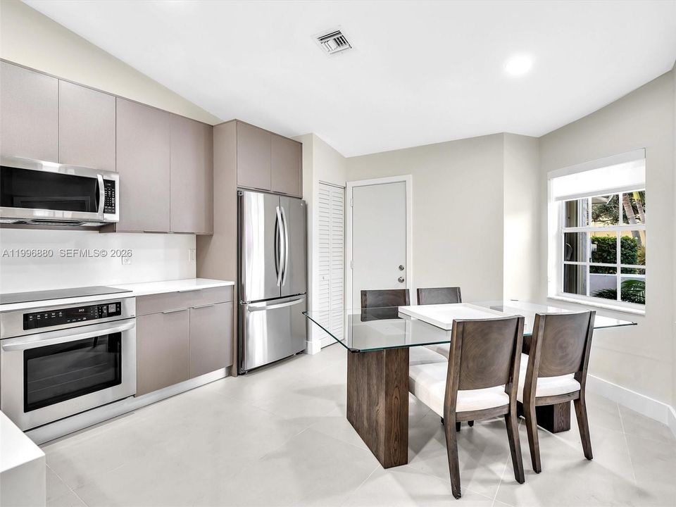 For Rent: $3,250 (2 beds, 2 baths, 1175 Square Feet)
