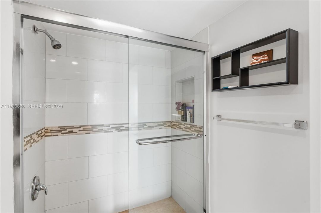 For Sale: $350,000 (1 beds, 1 baths, 1006 Square Feet)