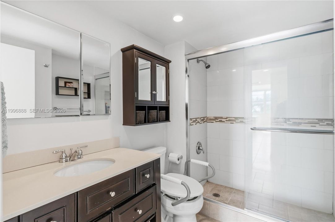 For Sale: $350,000 (1 beds, 1 baths, 1006 Square Feet)
