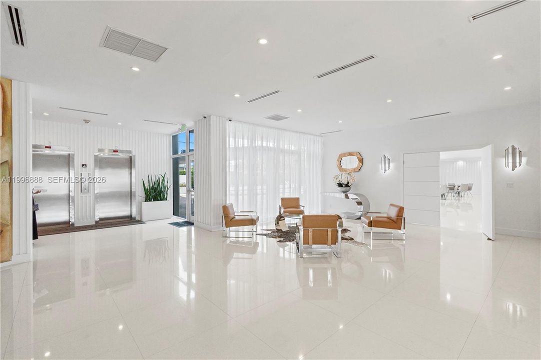 For Sale: $350,000 (1 beds, 1 baths, 1006 Square Feet)