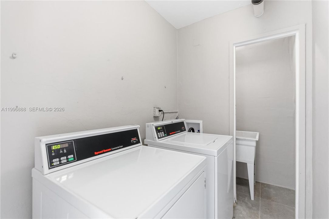 For Sale: $350,000 (1 beds, 1 baths, 1006 Square Feet)