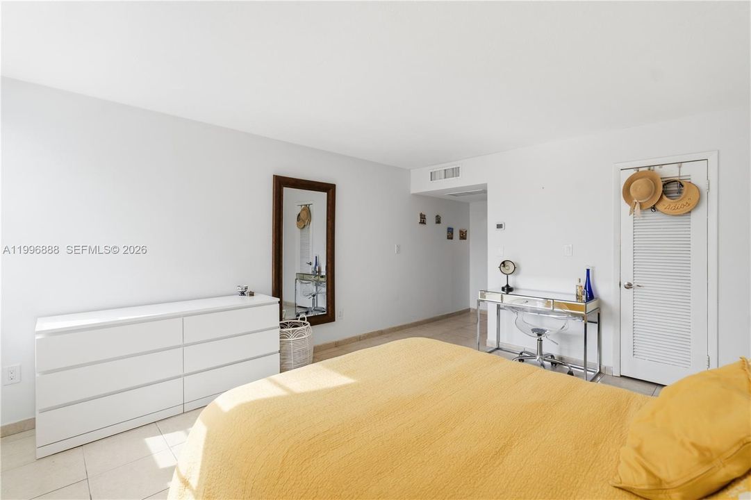 For Sale: $350,000 (1 beds, 1 baths, 1006 Square Feet)