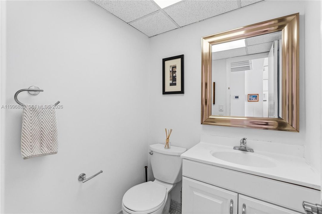 For Sale: $350,000 (1 beds, 1 baths, 1006 Square Feet)