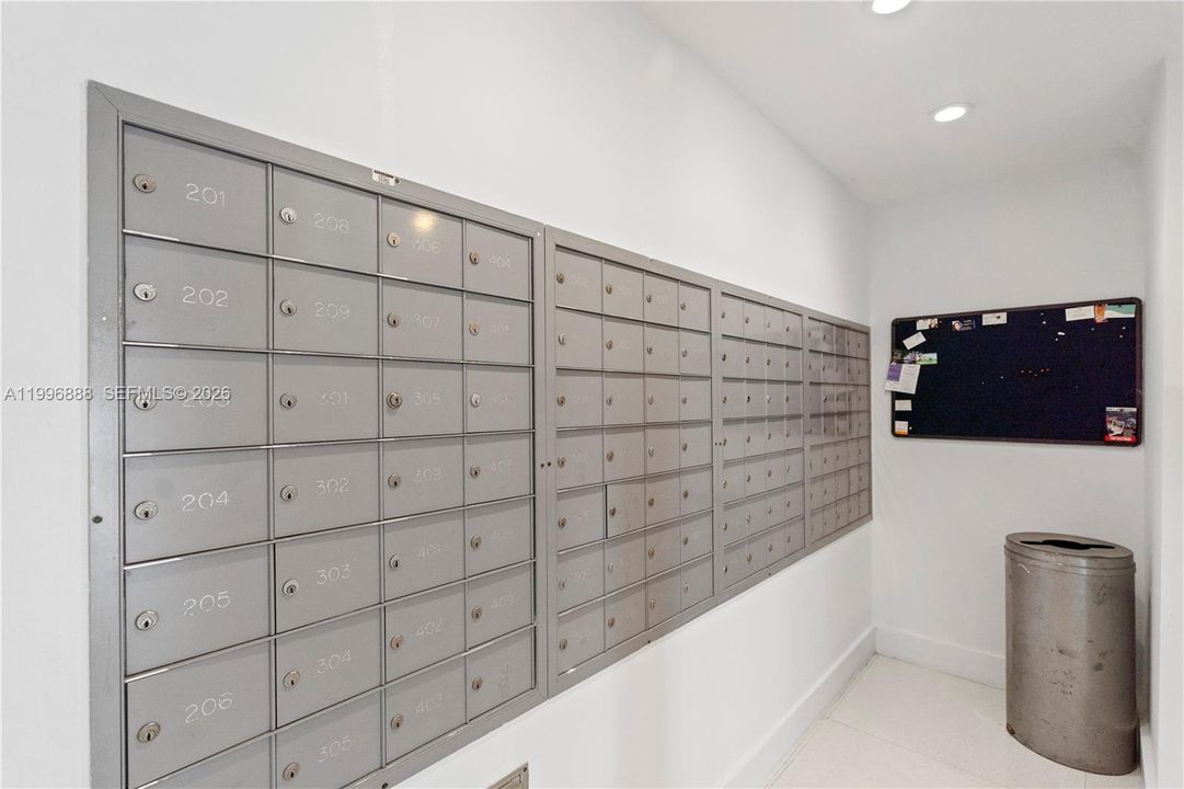 For Sale: $350,000 (1 beds, 1 baths, 1006 Square Feet)