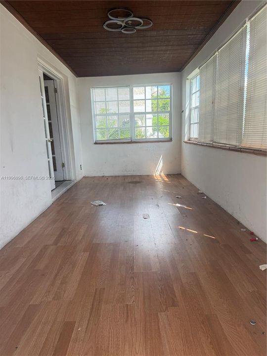 На продажу: $675,000 (0.11 acres)