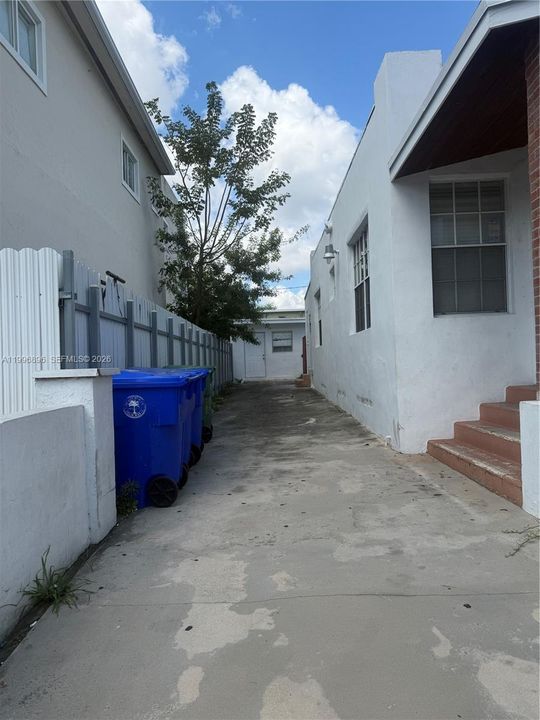 На продажу: $675,000 (0.11 acres)