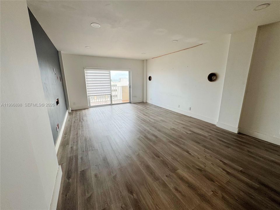 For Sale: $209,900 (1 beds, 1 baths, 827 Square Feet)