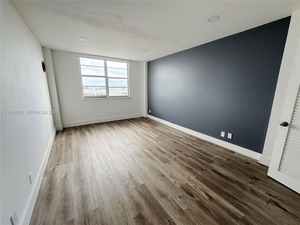 For Sale: $209,900 (1 beds, 1 baths, 827 Square Feet)