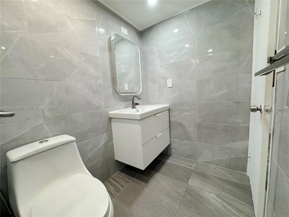 For Sale: $209,900 (1 beds, 1 baths, 827 Square Feet)