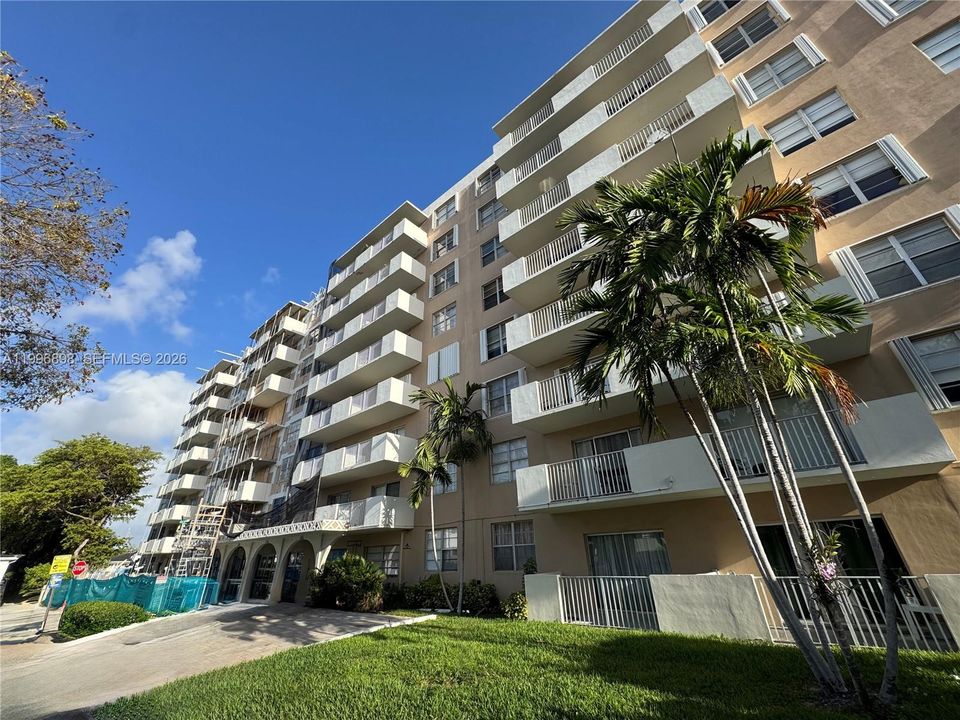 For Sale: $209,900 (1 beds, 1 baths, 827 Square Feet)