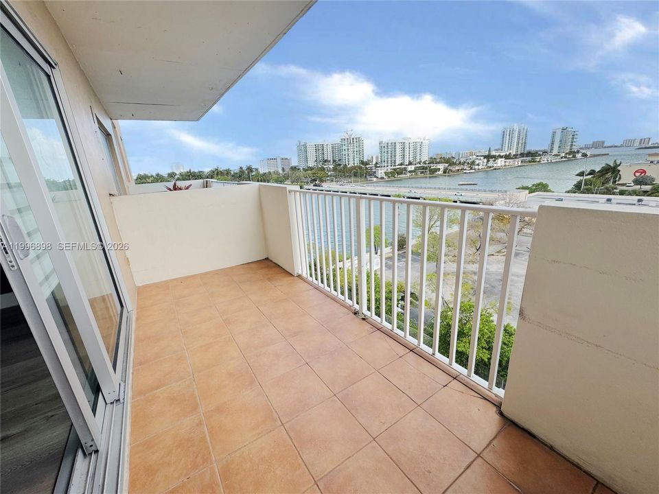 For Sale: $209,900 (1 beds, 1 baths, 827 Square Feet)