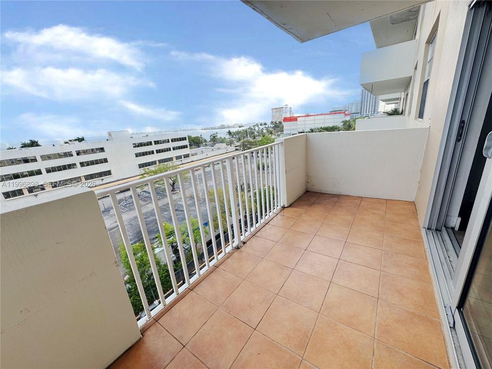 For Sale: $209,900 (1 beds, 1 baths, 827 Square Feet)