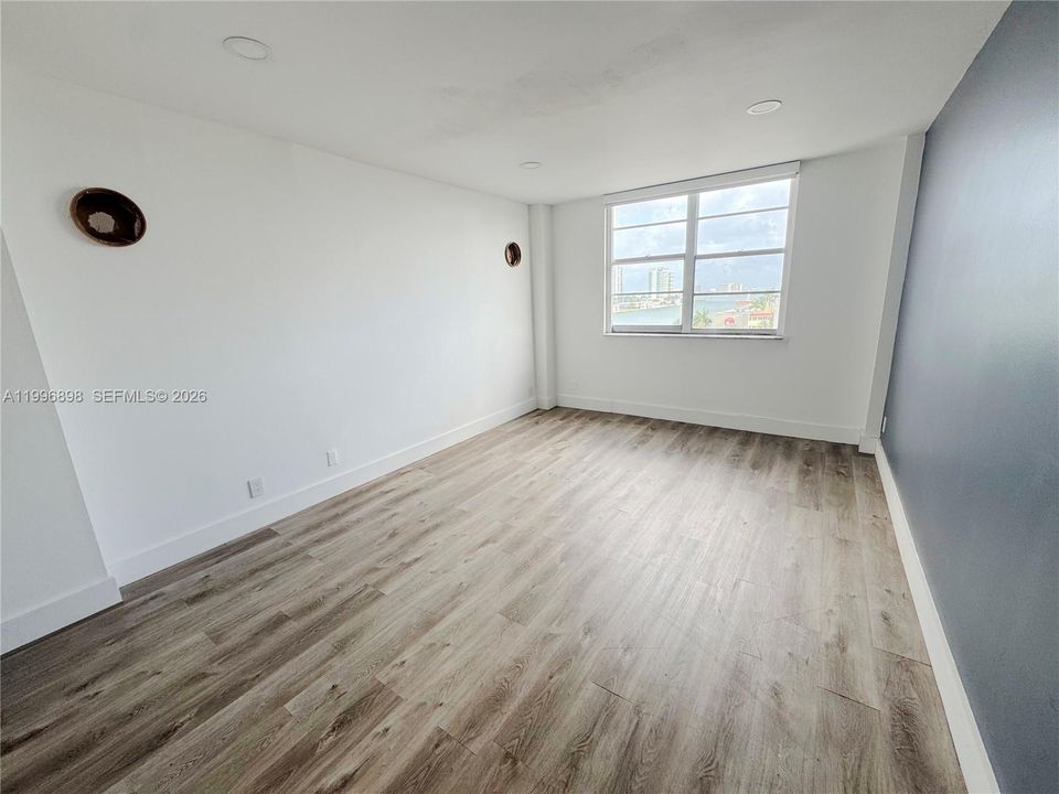 For Sale: $209,900 (1 beds, 1 baths, 827 Square Feet)