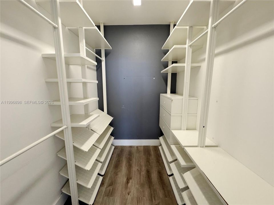 For Sale: $209,900 (1 beds, 1 baths, 827 Square Feet)