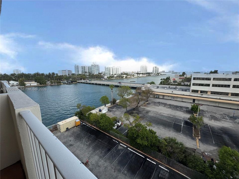 For Sale: $209,900 (1 beds, 1 baths, 827 Square Feet)