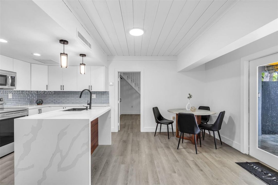 Active With Contract: $449,000 (2 beds, 2 baths, 972 Square Feet)