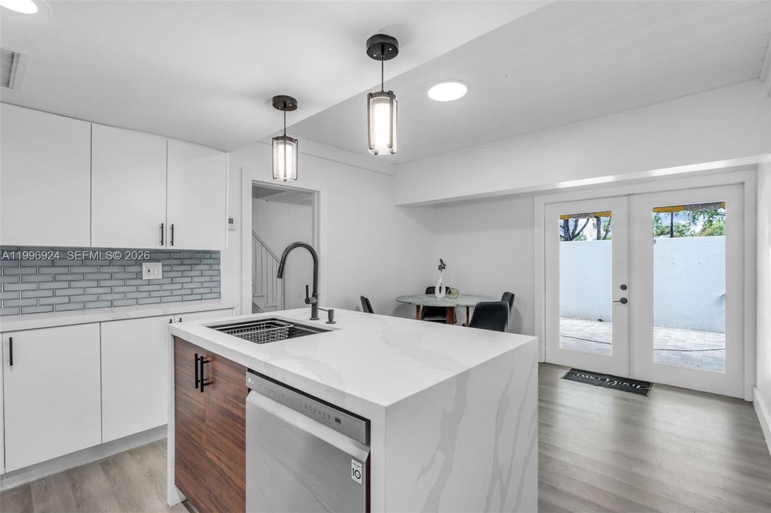 Active With Contract: $449,000 (2 beds, 2 baths, 972 Square Feet)