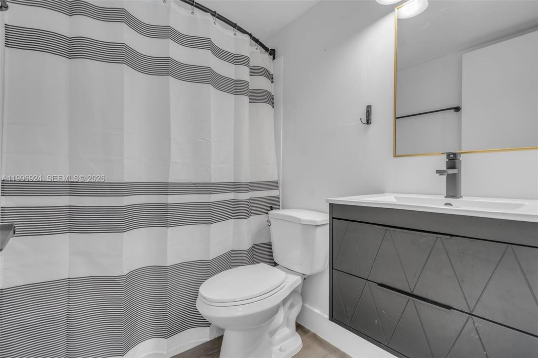 Active With Contract: $449,000 (2 beds, 2 baths, 972 Square Feet)