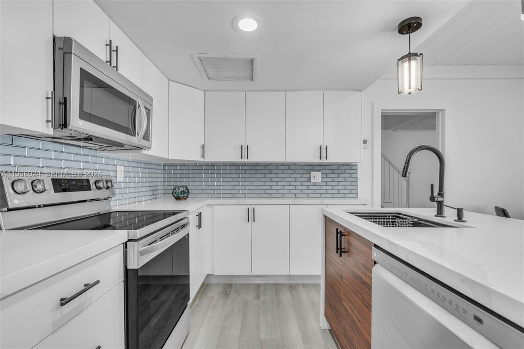 Active With Contract: $449,000 (2 beds, 2 baths, 972 Square Feet)