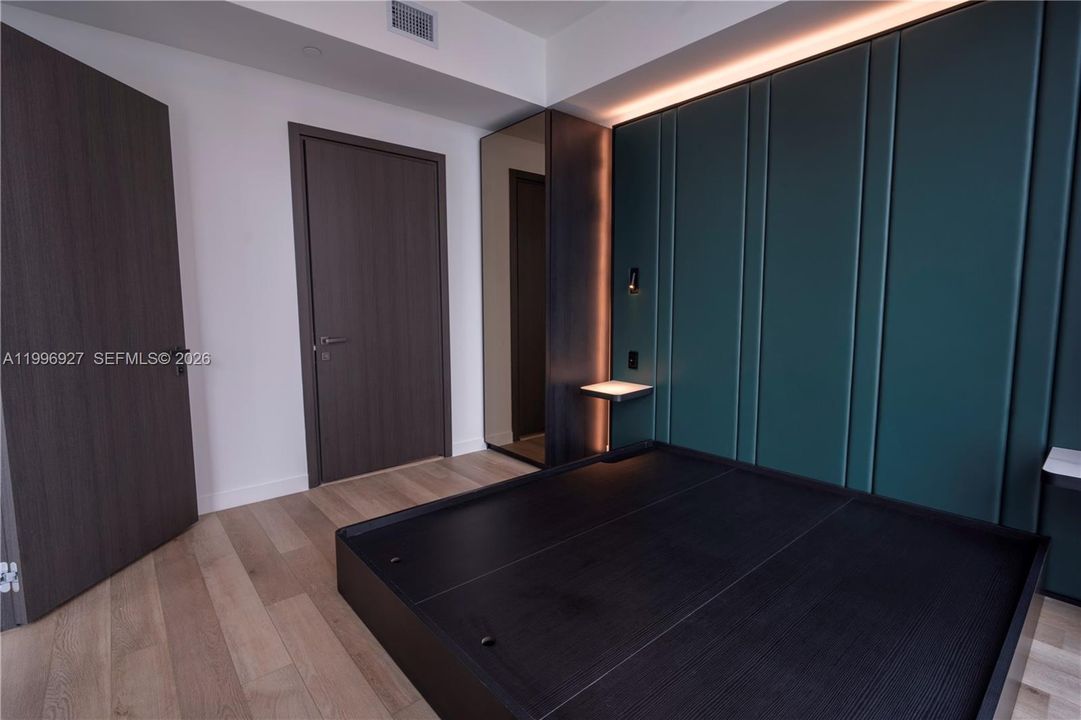 For Sale: $1,550,000 (2 beds, 2 baths, 988 Square Feet)