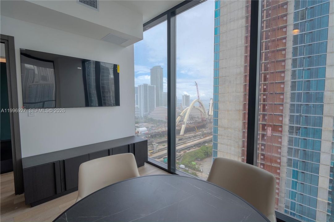 For Sale: $1,550,000 (2 beds, 2 baths, 988 Square Feet)