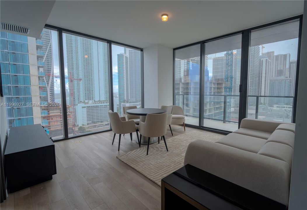 For Sale: $1,550,000 (2 beds, 2 baths, 988 Square Feet)