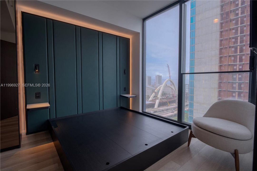 For Sale: $1,550,000 (2 beds, 2 baths, 988 Square Feet)