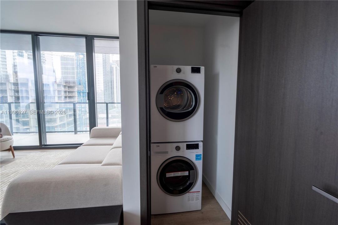 For Sale: $1,550,000 (2 beds, 2 baths, 988 Square Feet)