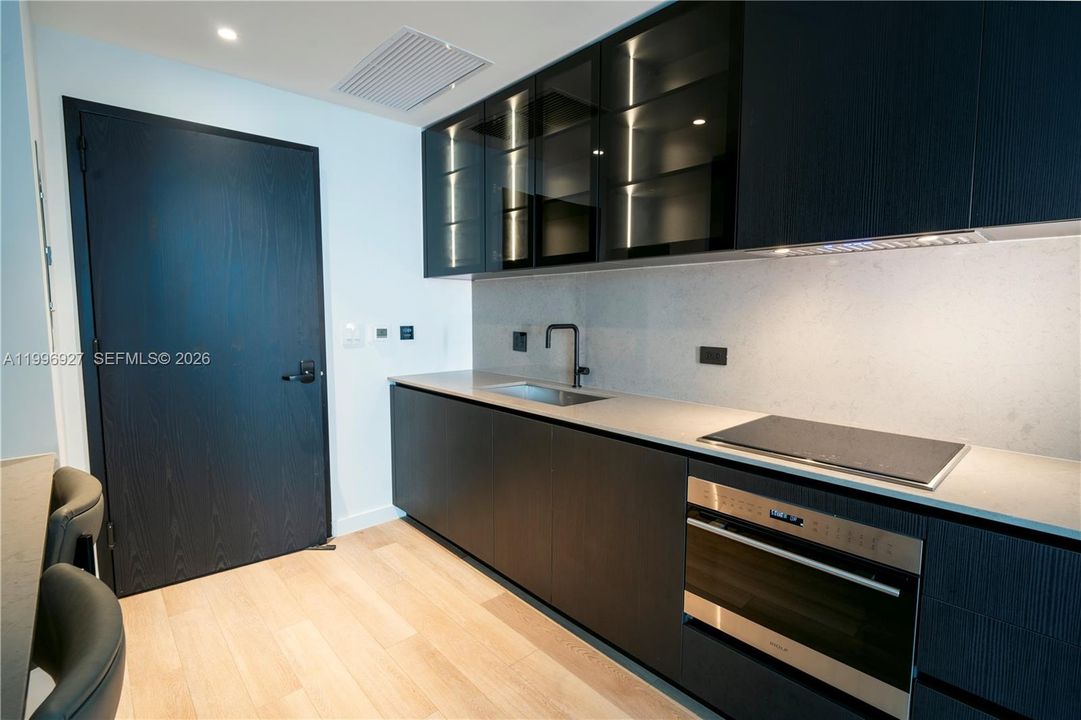 For Sale: $1,550,000 (2 beds, 2 baths, 988 Square Feet)
