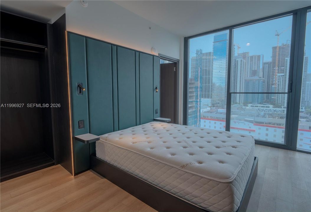 For Sale: $1,550,000 (2 beds, 2 baths, 988 Square Feet)