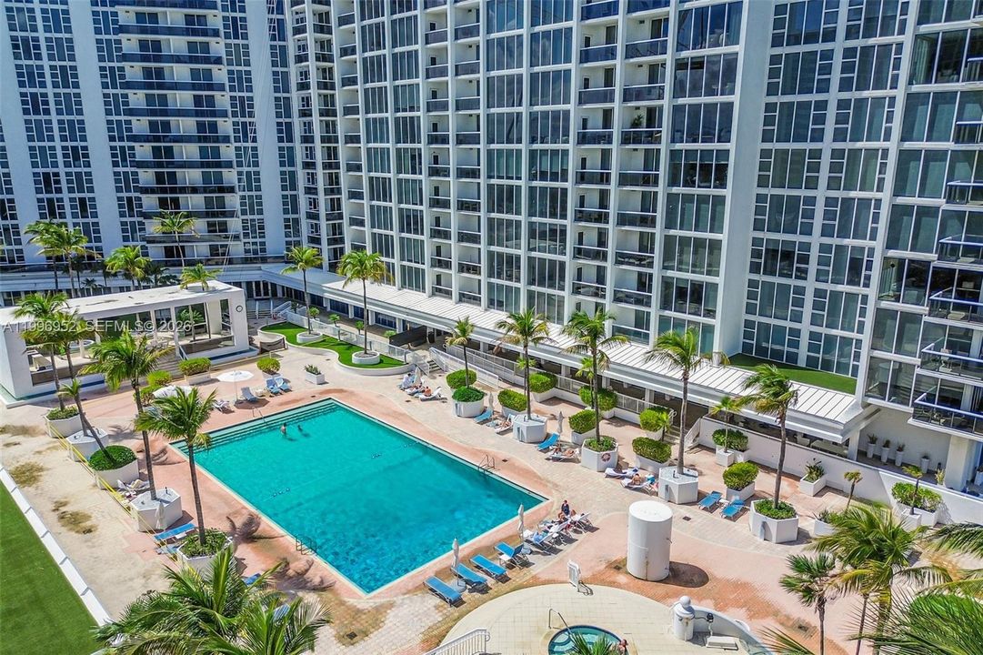 For Sale: $1,890,000 (3 beds, 2 baths, 1300 Square Feet)