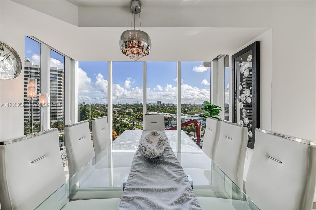 For Sale: $1,890,000 (3 beds, 2 baths, 1300 Square Feet)