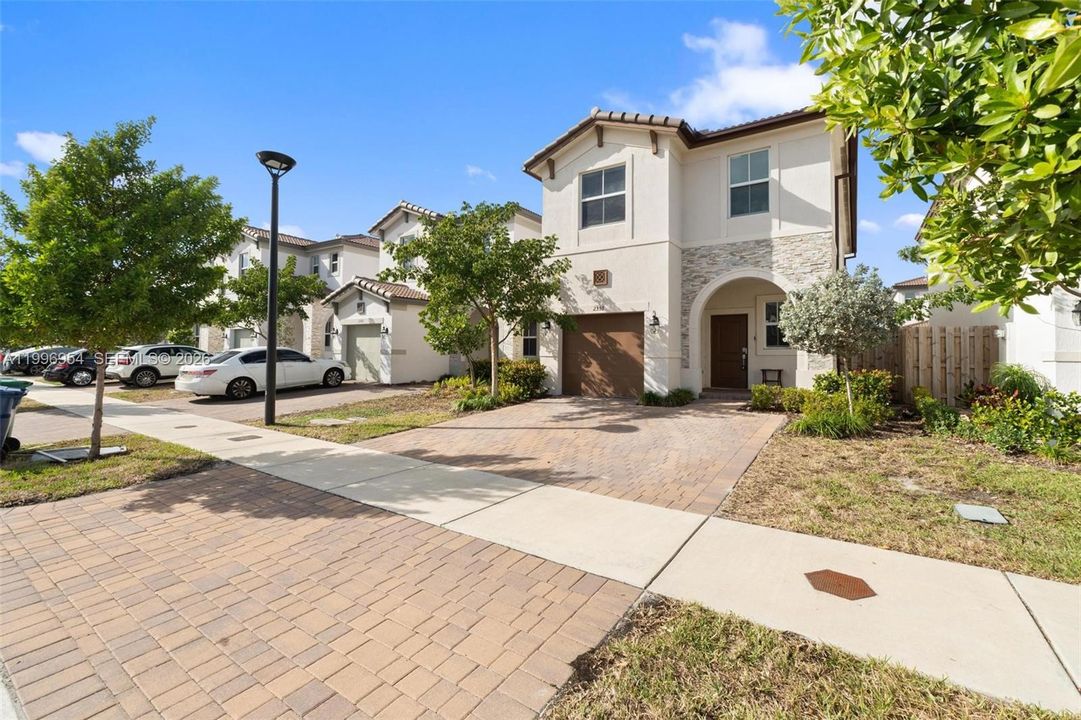 For Sale: $657,000 (5 beds, 3 baths, 2233 Square Feet)