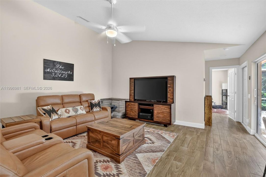 For Sale: $375,000 (2 beds, 2 baths, 1152 Square Feet)