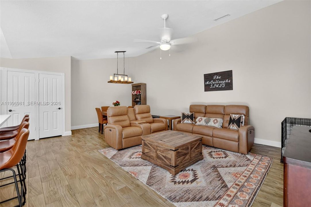 For Sale: $375,000 (2 beds, 2 baths, 1152 Square Feet)