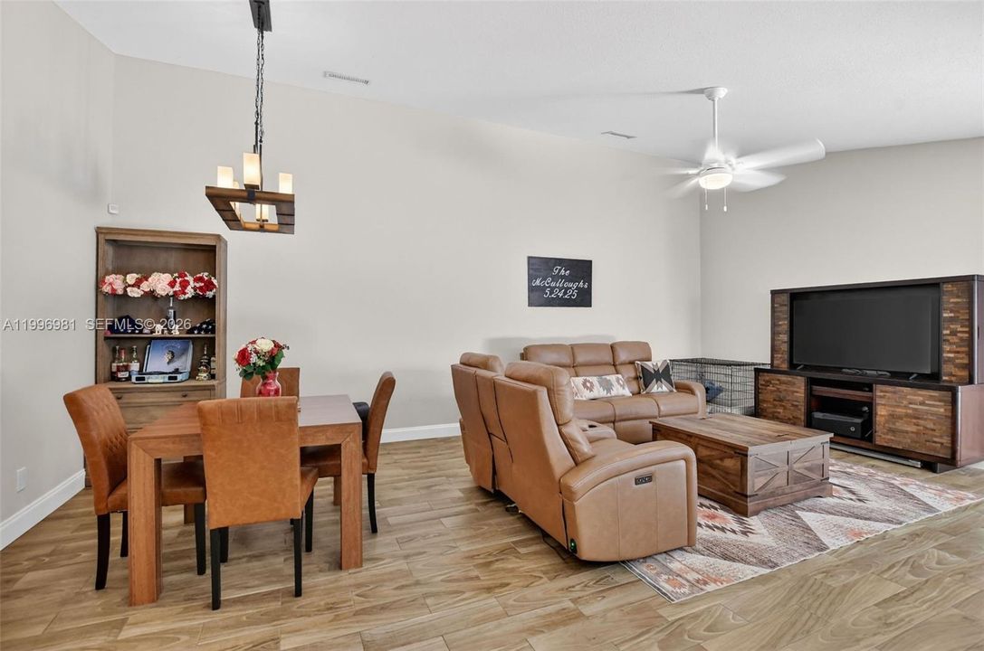 For Sale: $375,000 (2 beds, 2 baths, 1152 Square Feet)
