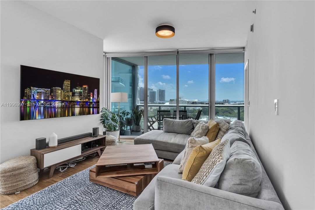 For Sale: $699,000 (2 beds, 2 baths, 1327 Square Feet)