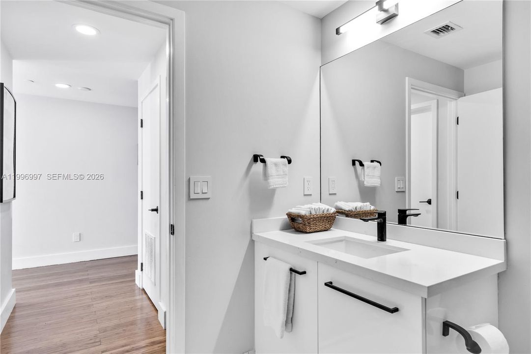 For Sale: $699,000 (2 beds, 2 baths, 1327 Square Feet)