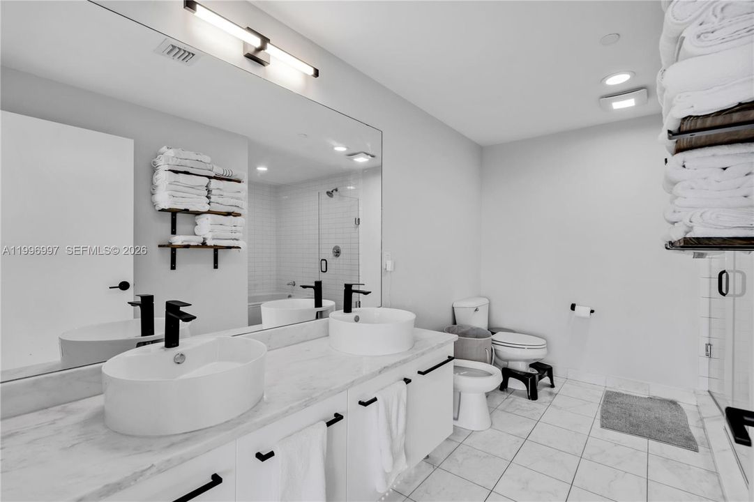 For Sale: $699,000 (2 beds, 2 baths, 1327 Square Feet)