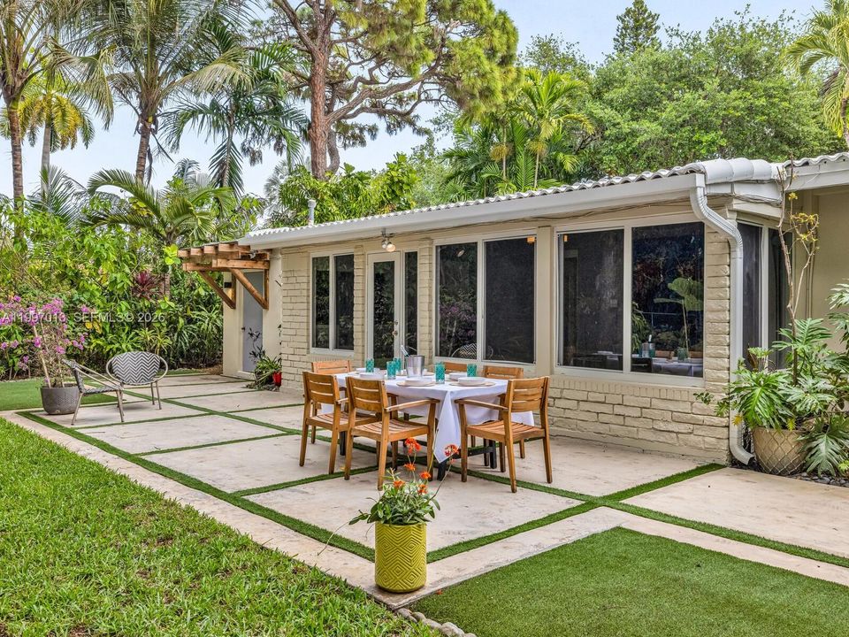 Active With Contract: $1,325,000 (3 beds, 2 baths, 2242 Square Feet)