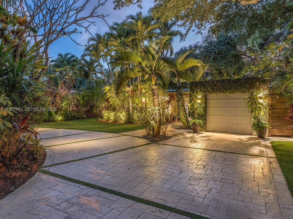 Active With Contract: $1,325,000 (3 beds, 2 baths, 2242 Square Feet)