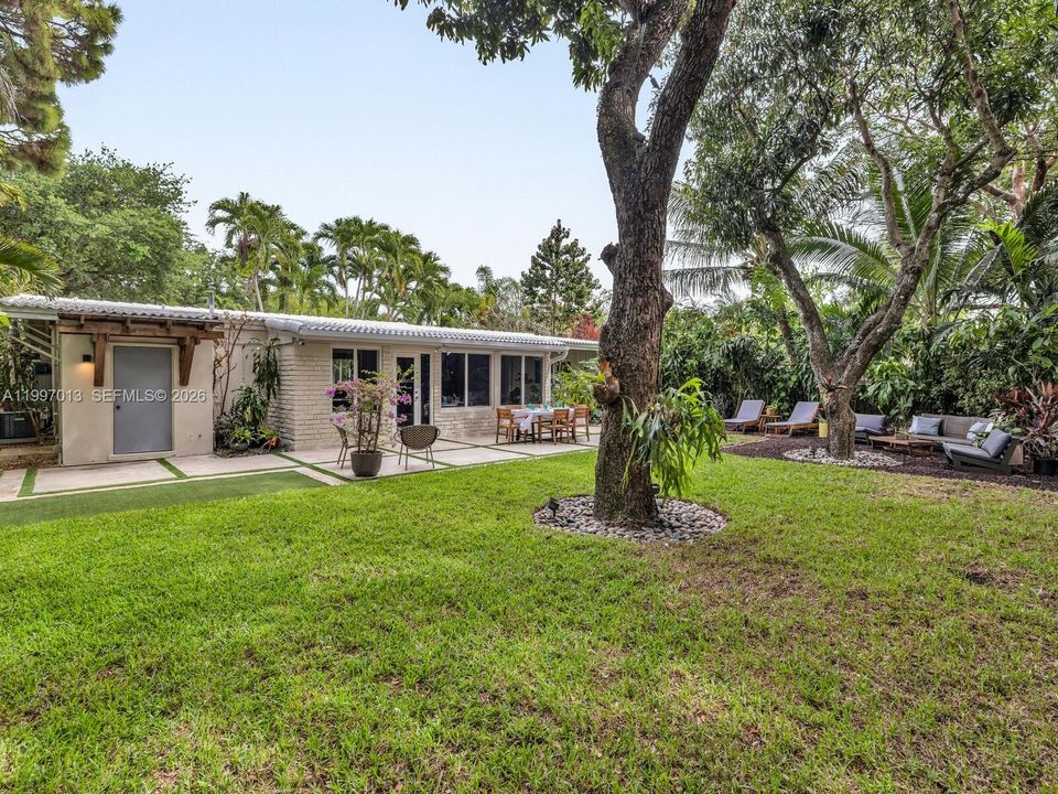 Active With Contract: $1,325,000 (3 beds, 2 baths, 2242 Square Feet)