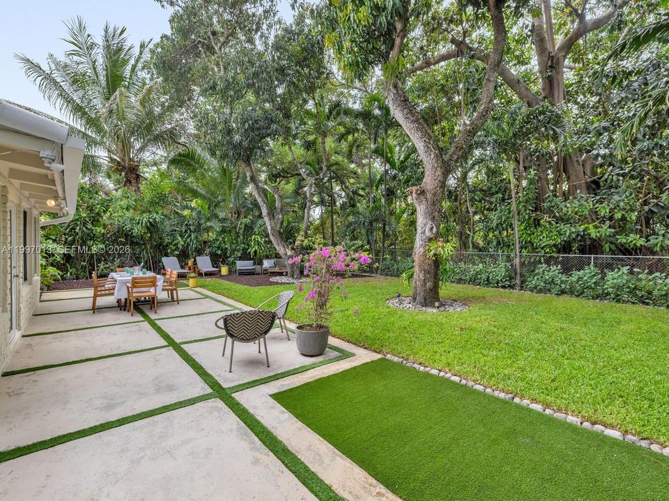 Active With Contract: $1,325,000 (3 beds, 2 baths, 2242 Square Feet)