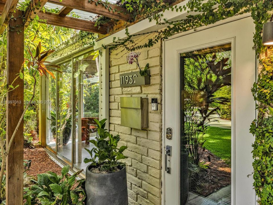 Active With Contract: $1,325,000 (3 beds, 2 baths, 2242 Square Feet)
