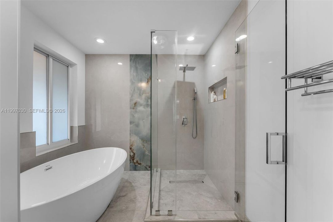 Activo con contrato: $5,800 (4 camas, 3 baños, 2413 Pies cuadrados)