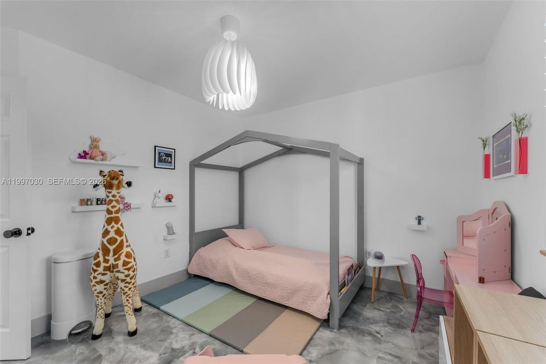 Activo con contrato: $5,800 (4 camas, 3 baños, 2413 Pies cuadrados)