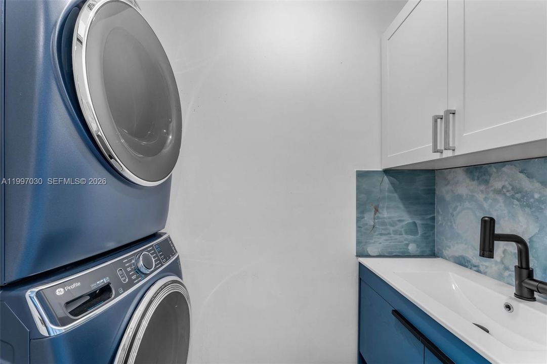 Activo con contrato: $5,800 (4 camas, 3 baños, 2413 Pies cuadrados)